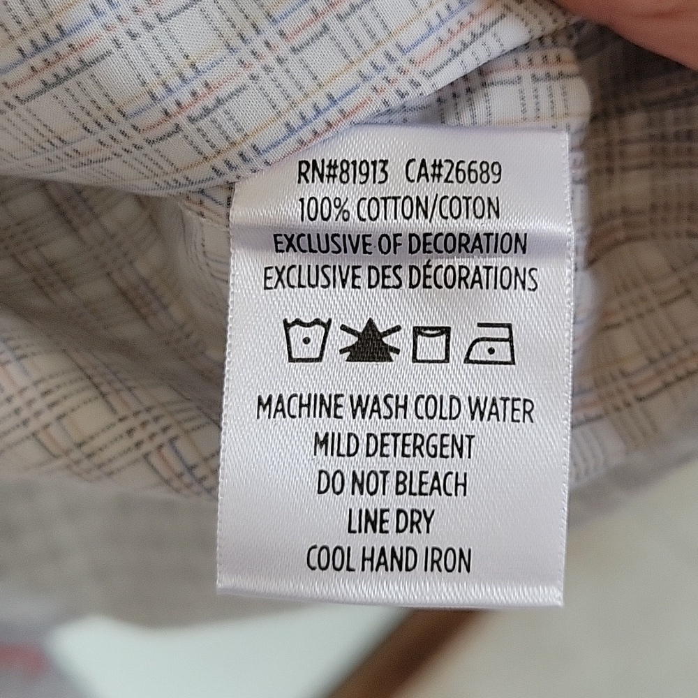 ROBERT GRAHAM 100% cotton button down shirt. Like new condition. Size XL - Picture 10 of 10